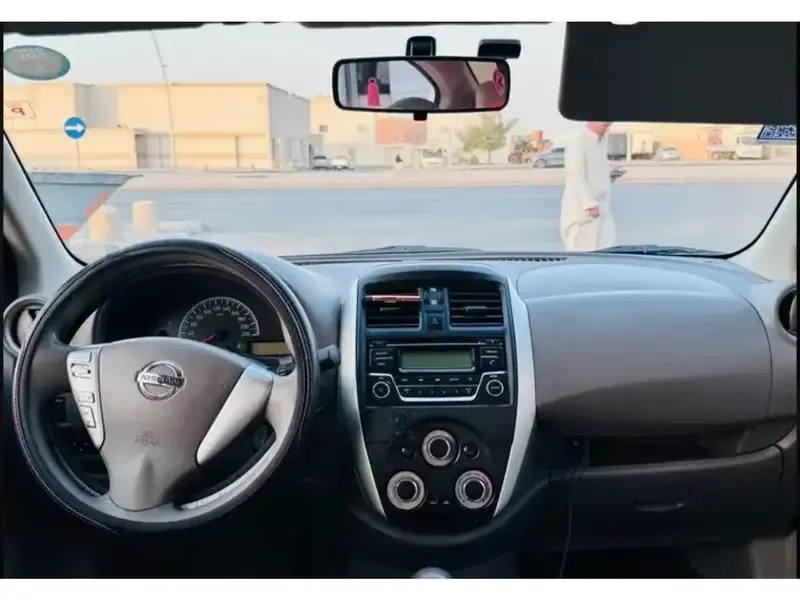 Nissan Sunny 2022 4
