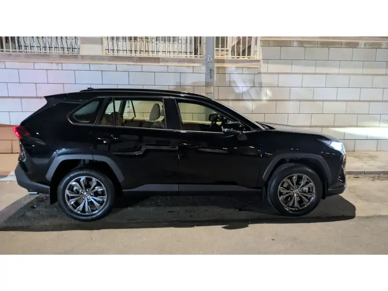 Toyota RAV4 2025 4