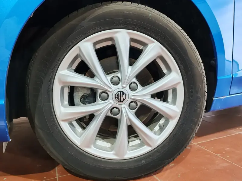 ام جي 5 2025 استاندر 8