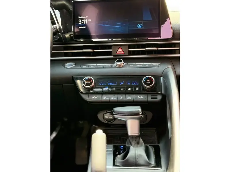 Hyundai Elantra 2021 3
