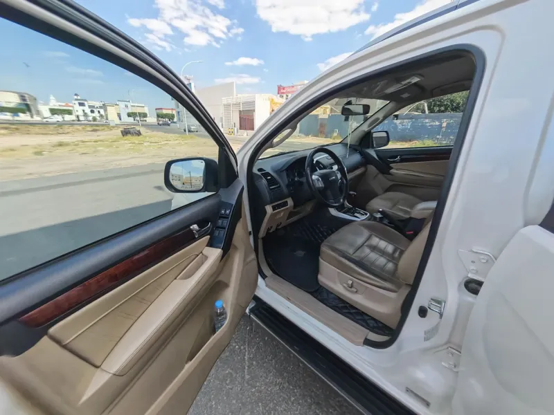 Isuzu MU-X 2020 11