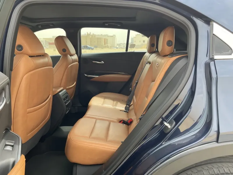 كاديلاك XT4 2023 36