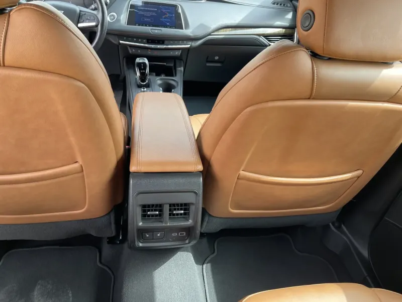 كاديلاك XT4 2023 38