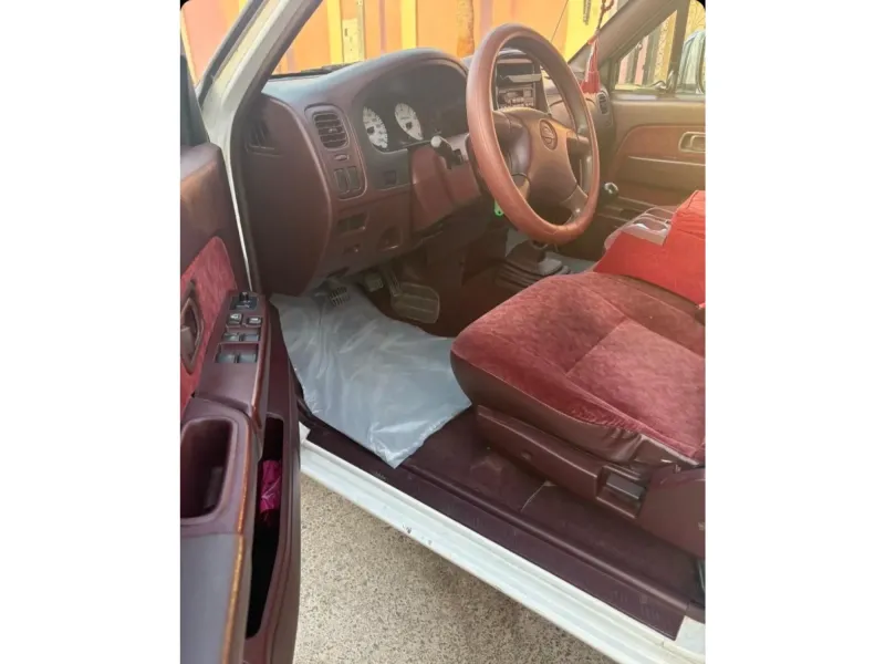 Nissan Pickup 2000 14