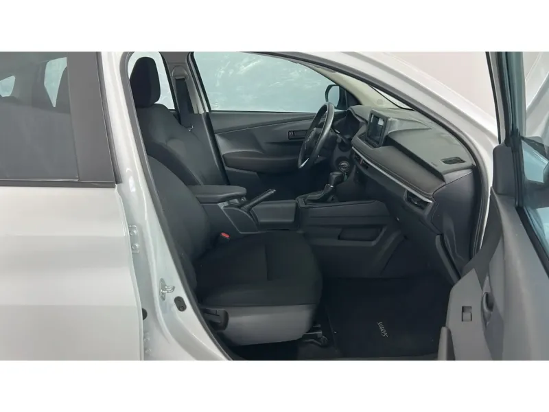Toyota Yaris Y 2024 14