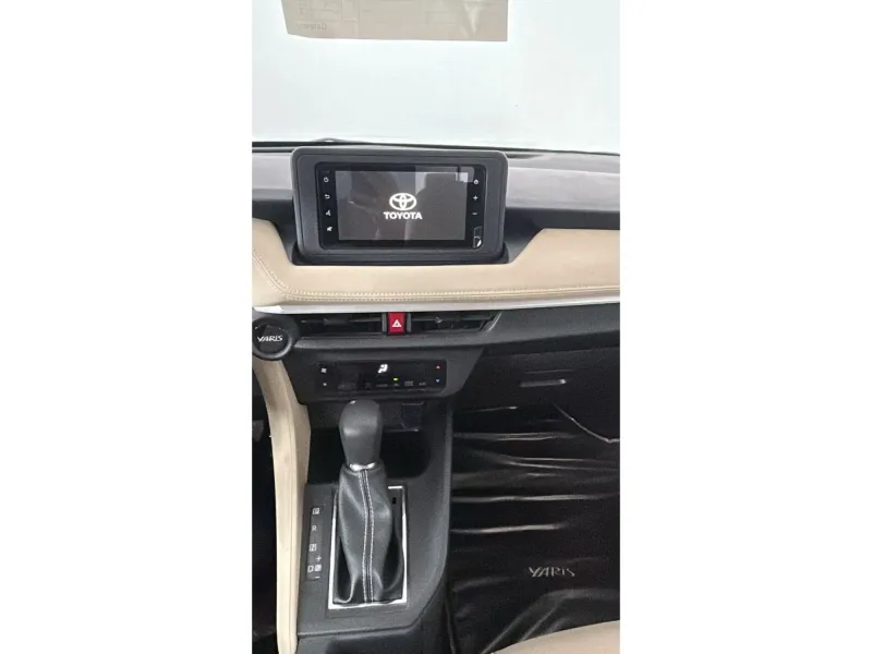 Toyota Yaris Y 2024 16