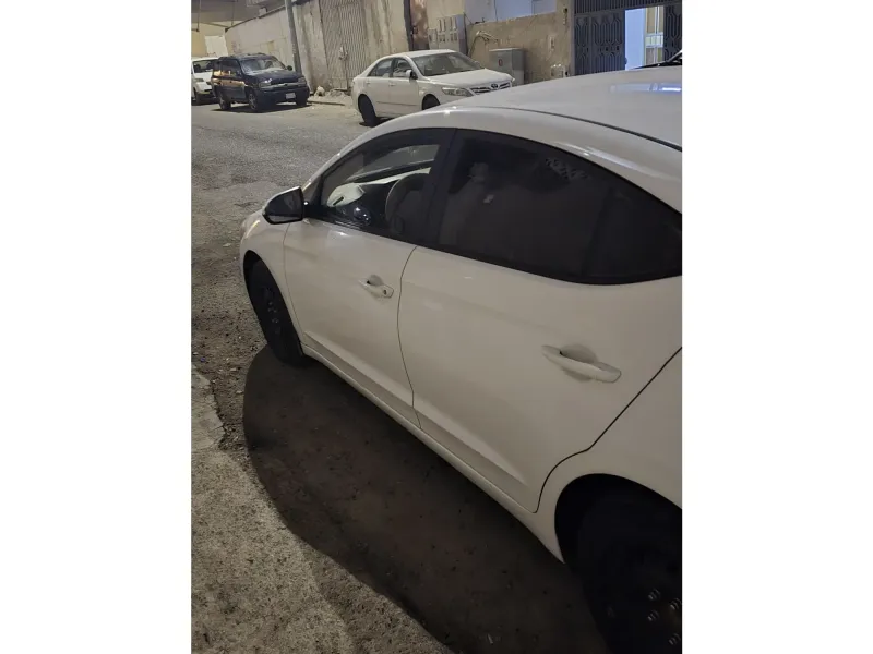 Hyundai Elantra 2018 5