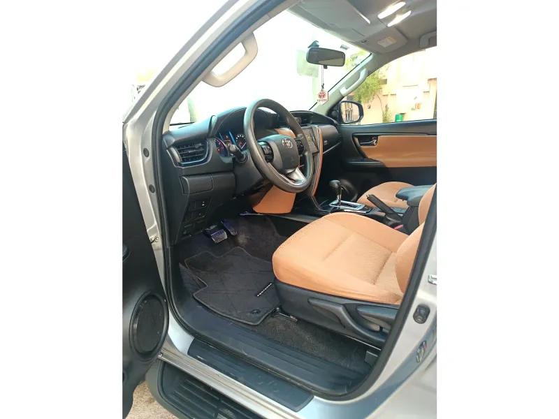 Toyota Fortuner 2023 4