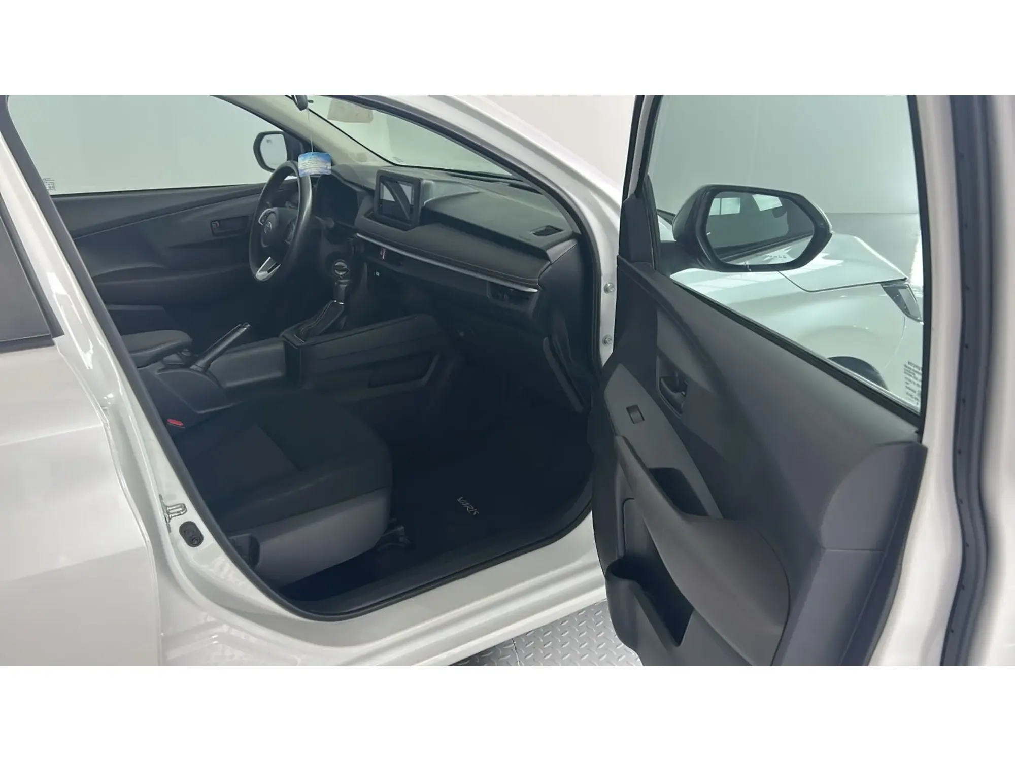 Toyota Yaris Y 2024
