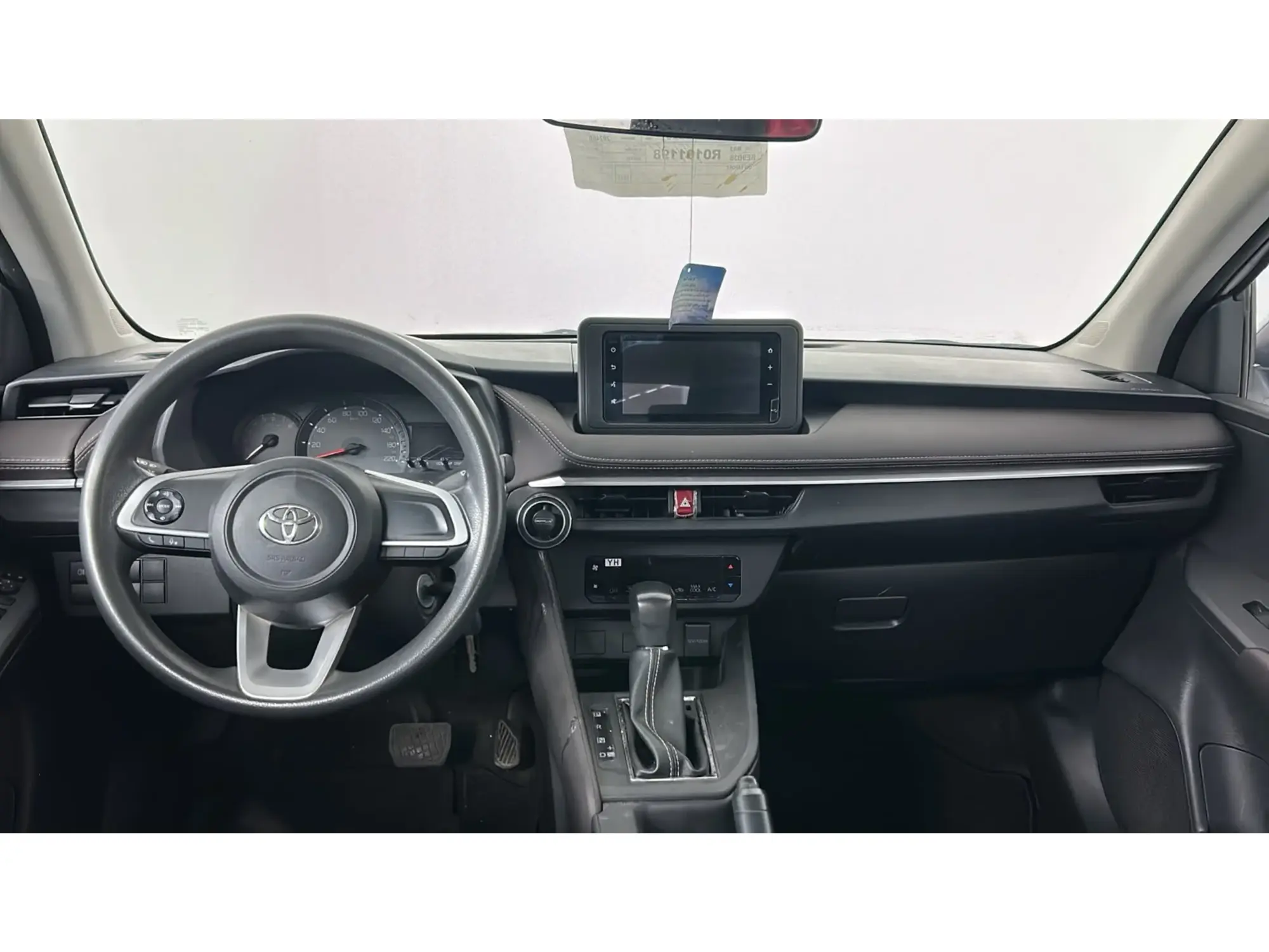 Toyota Yaris Y 2024
