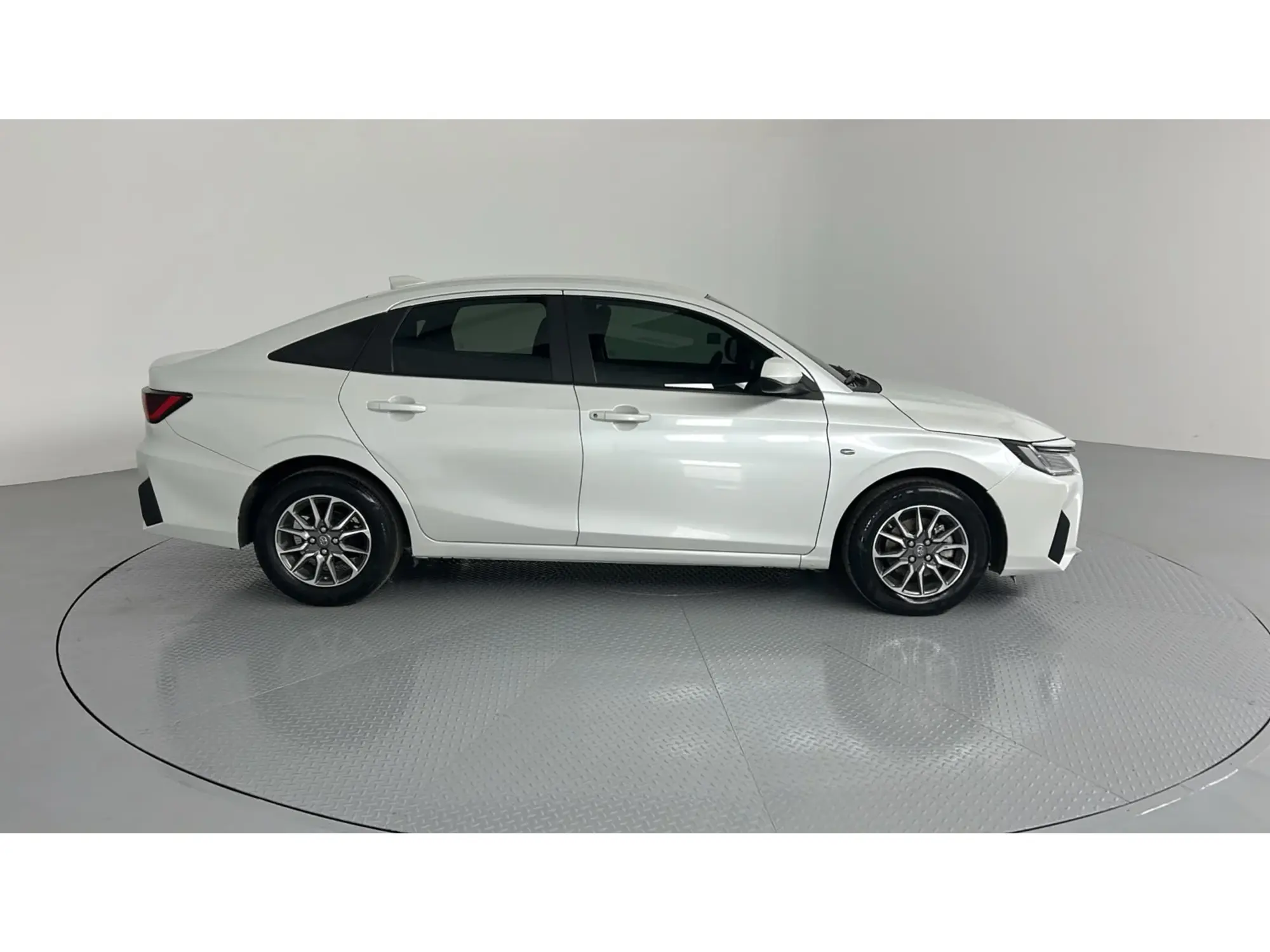 Toyota Yaris Y 2024