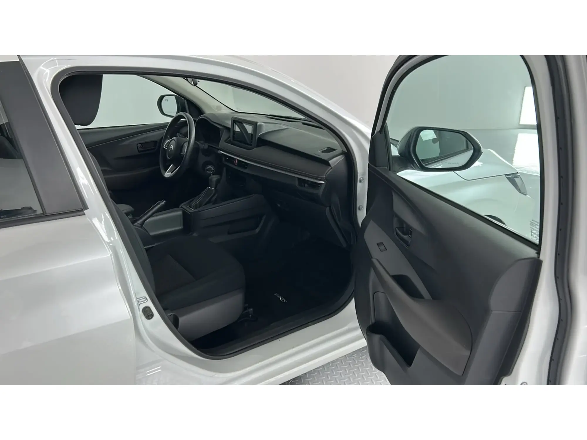 Toyota Yaris Y 2024