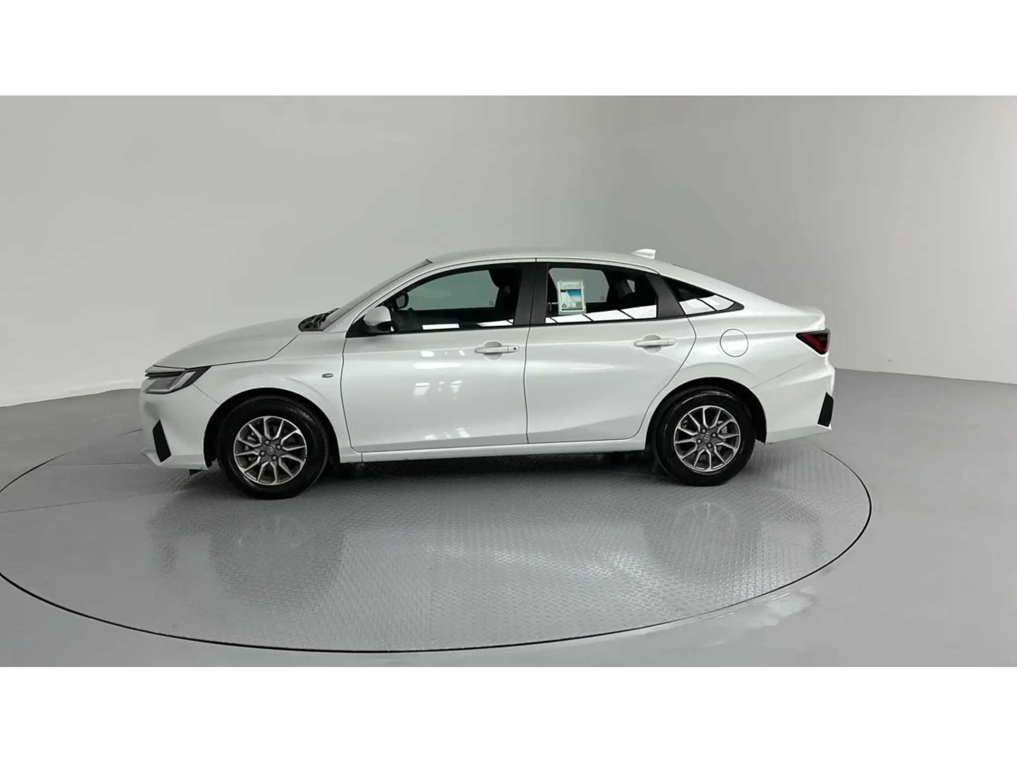 Toyota Yaris Y 2024