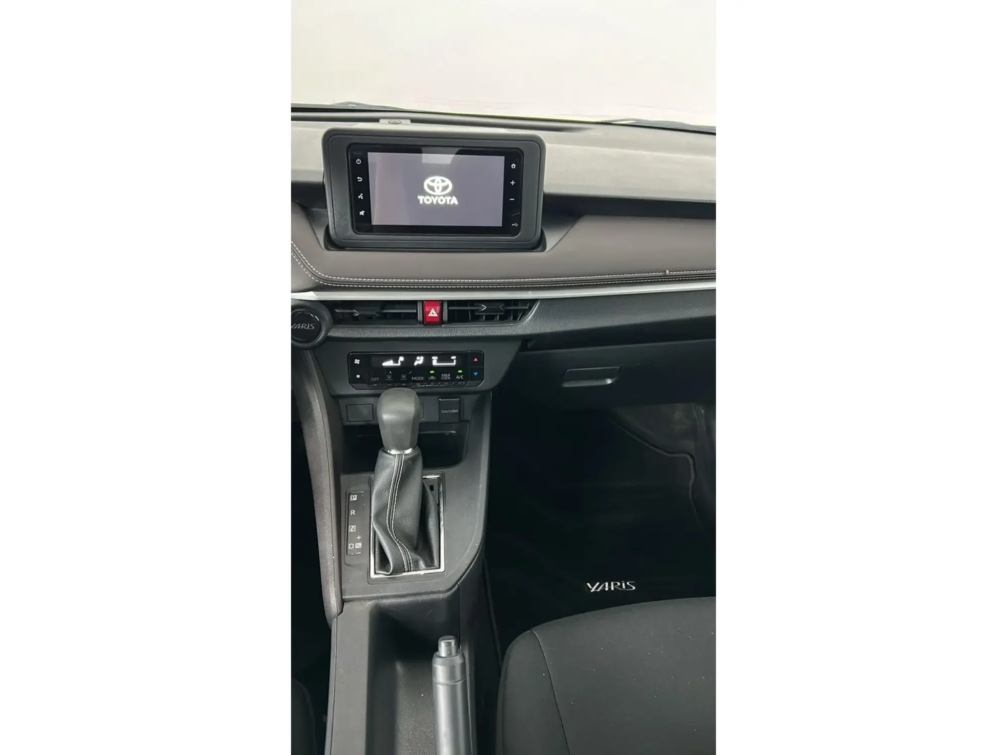 Toyota Yaris Y 2024