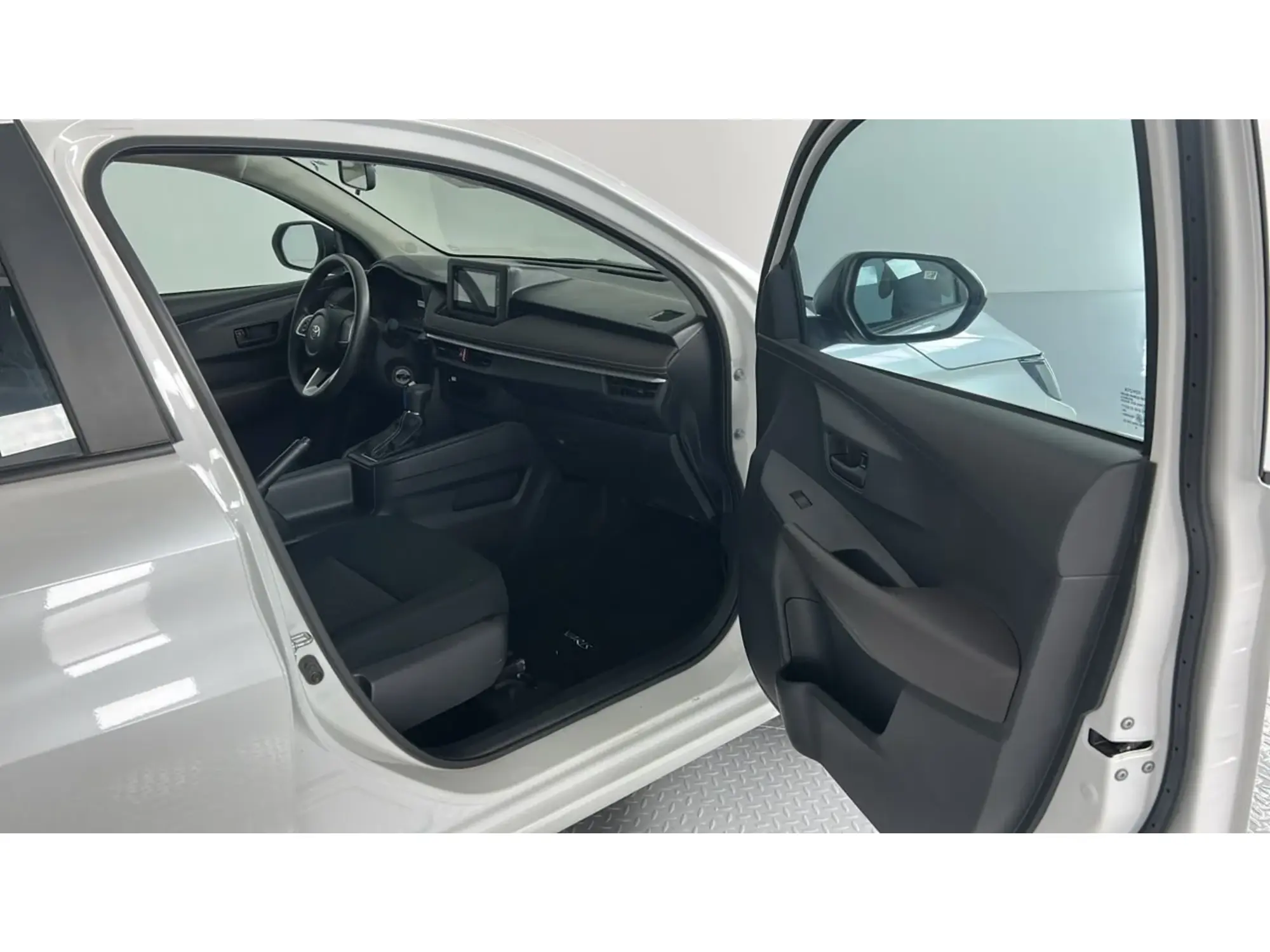 Toyota Yaris Y 2024