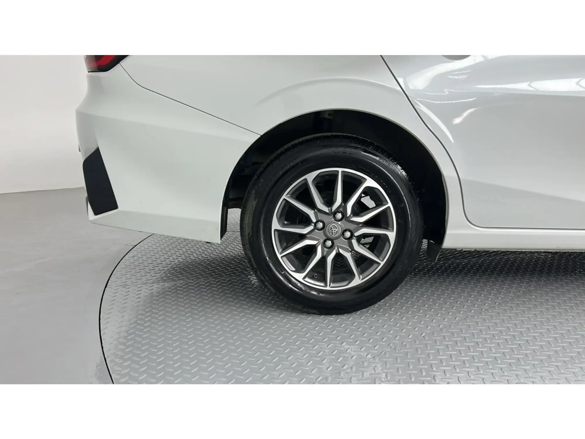 Toyota Yaris Y 2024