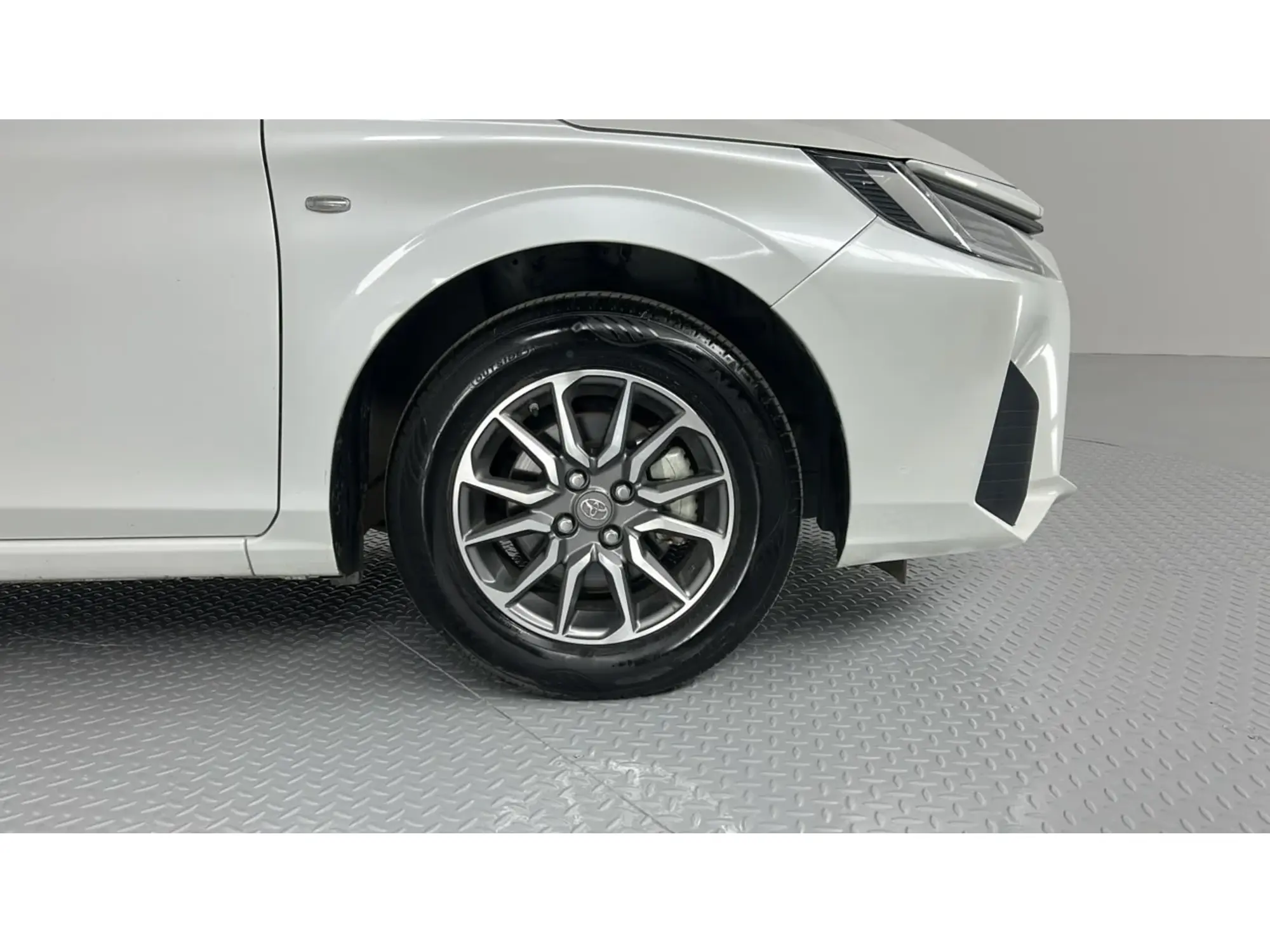 Toyota Yaris Y 2024