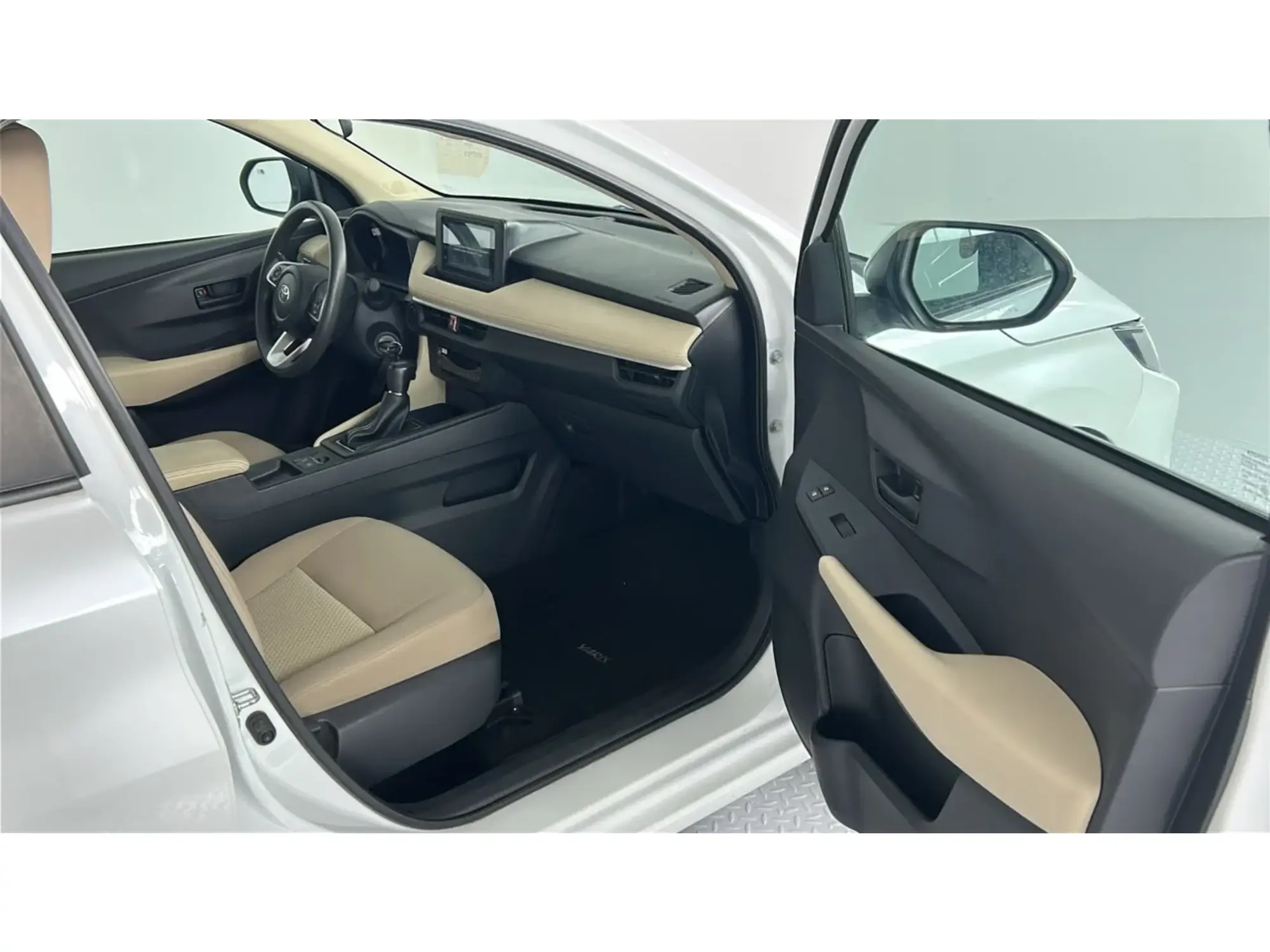 Toyota Yaris Y PLUS 2024