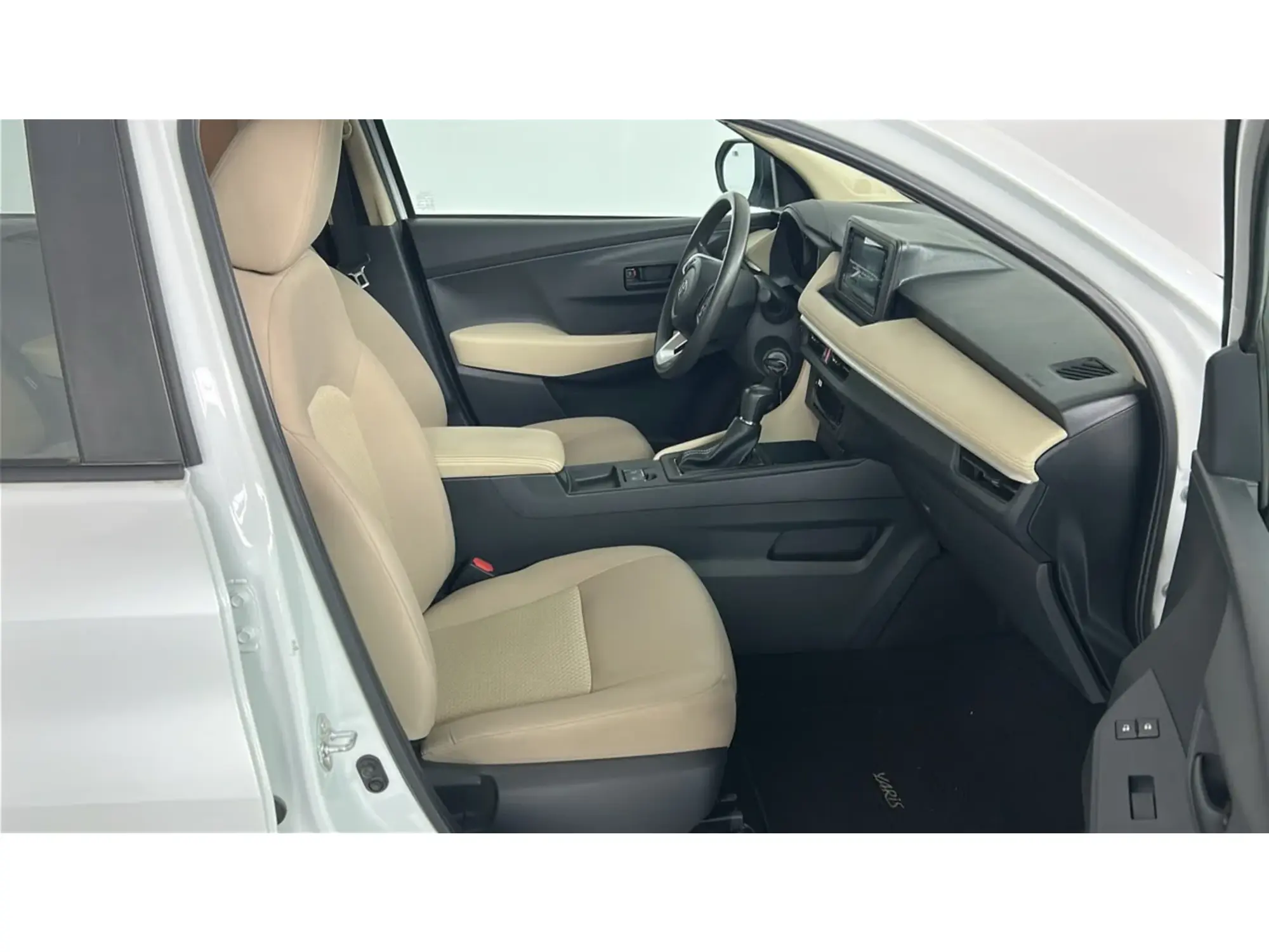 Toyota Yaris Y PLUS 2024