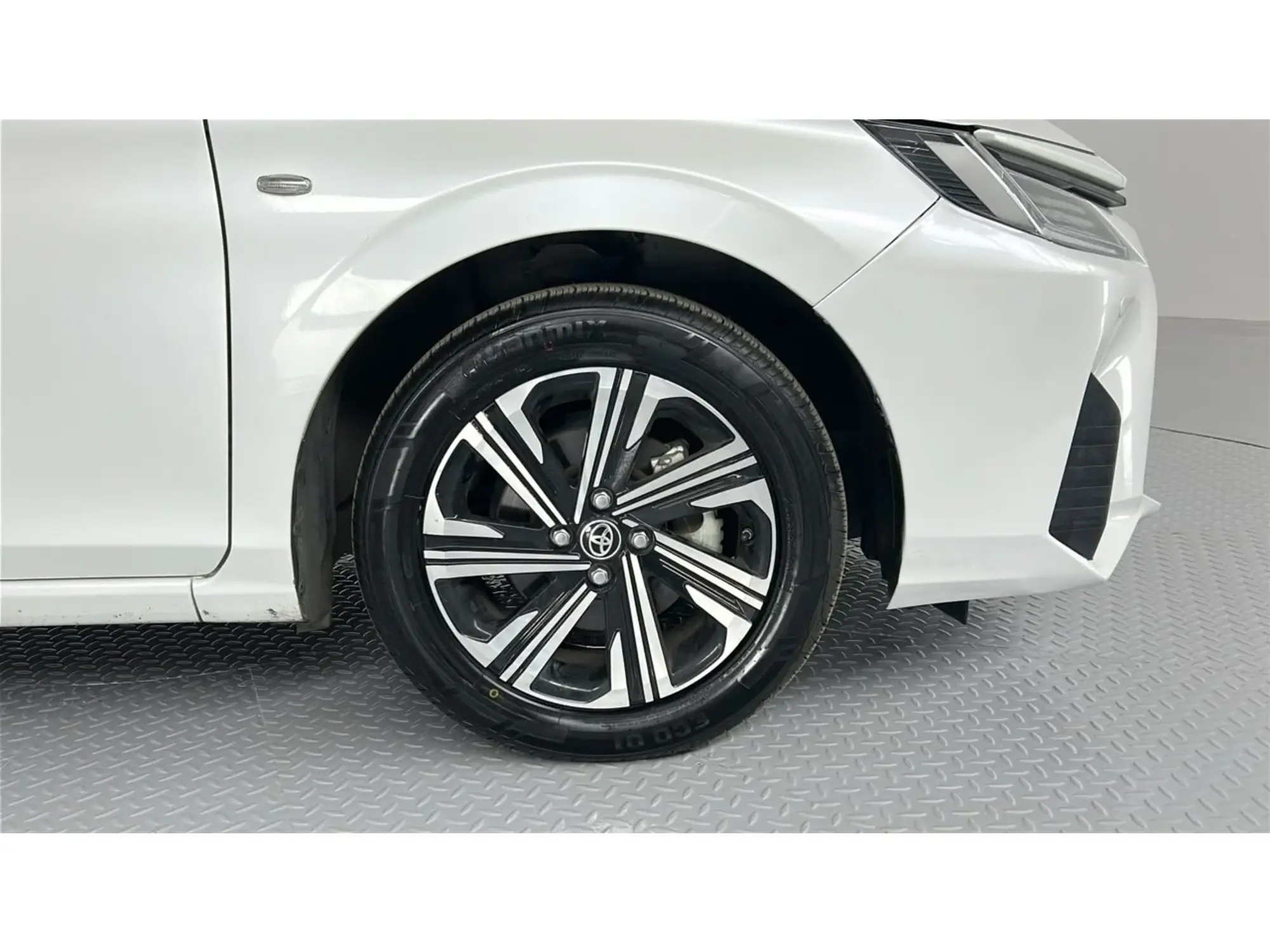 Toyota Yaris Y PLUS 2024