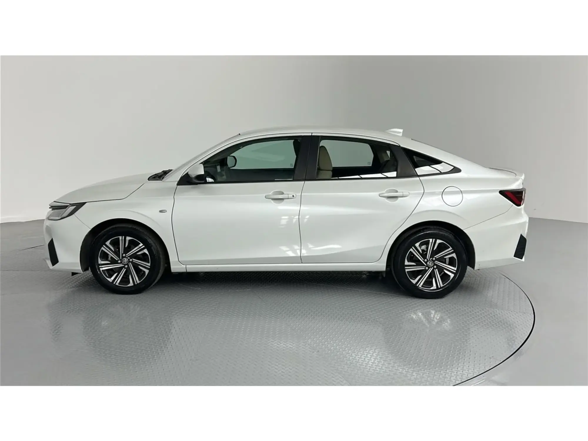 Toyota Yaris Y PLUS 2024