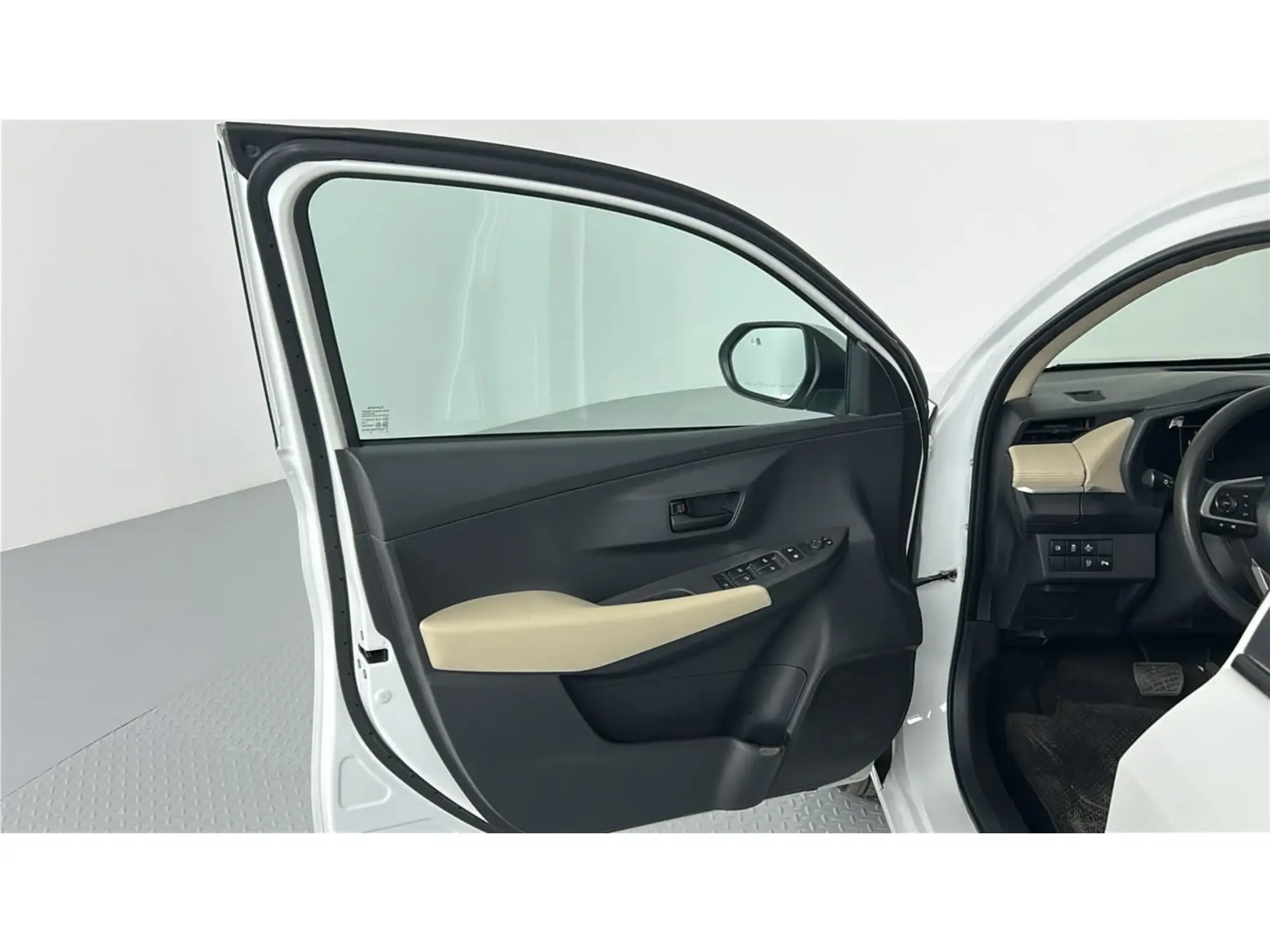 Toyota Yaris Y PLUS 2024