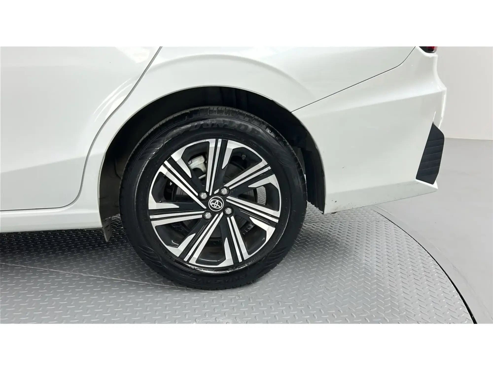 Toyota Yaris Y PLUS 2024