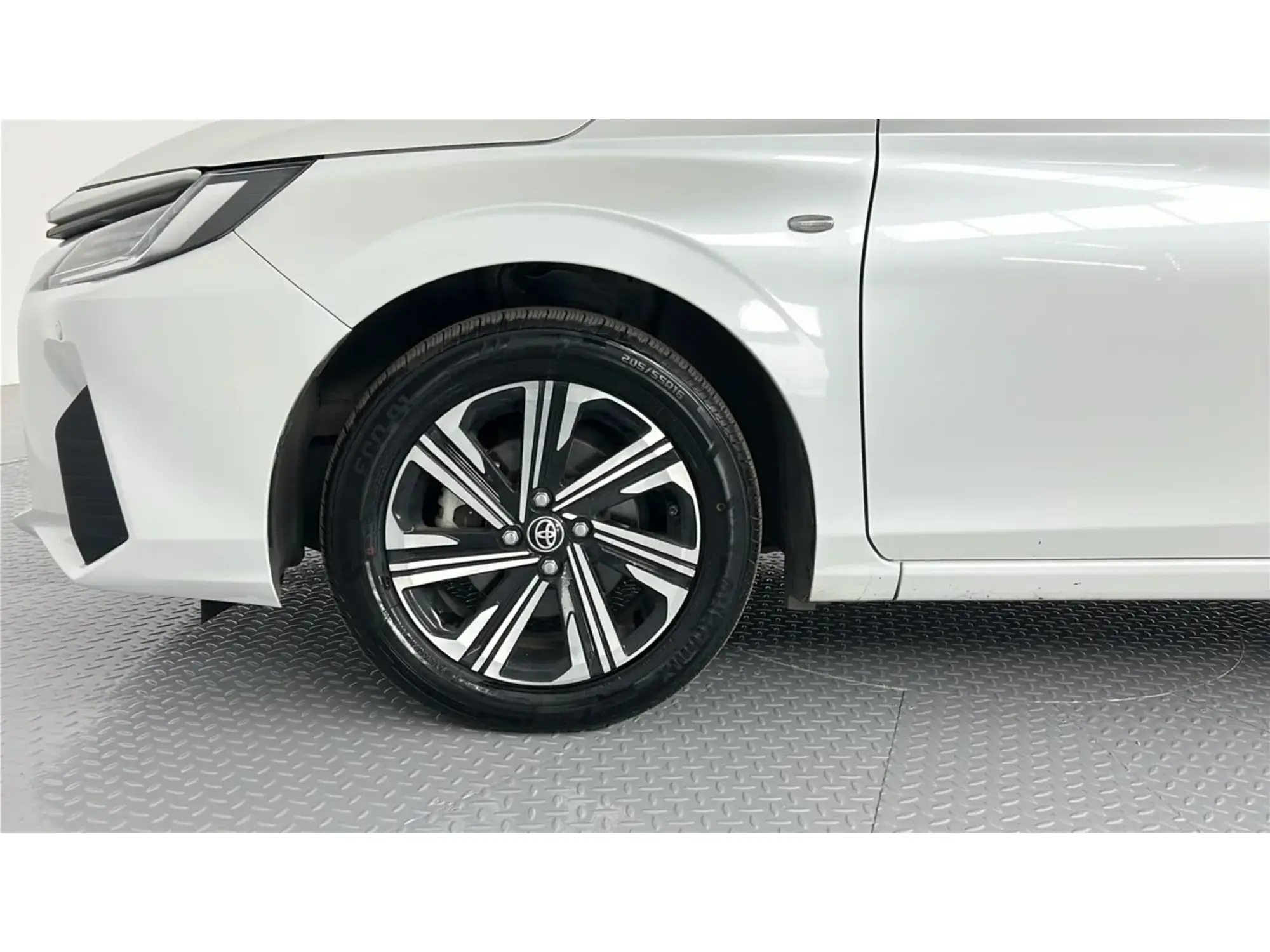 Toyota Yaris Y PLUS 2024
