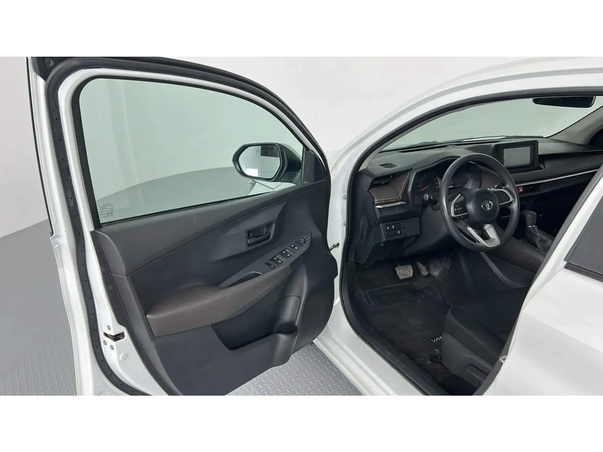 Toyota Yaris Y 2023