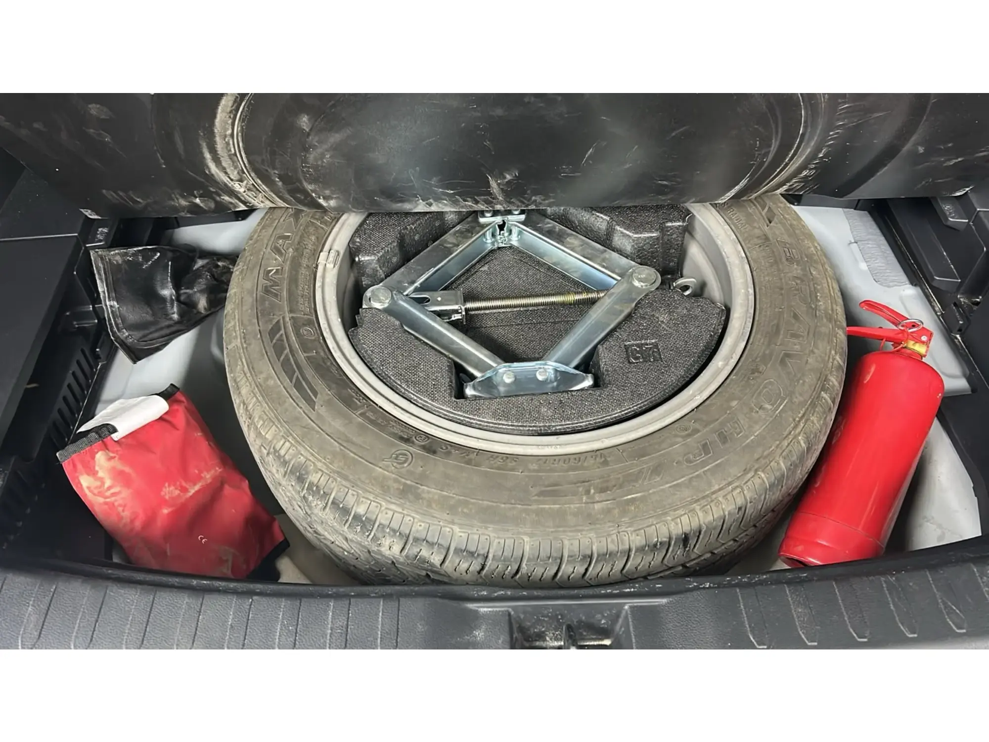 Toyota RAV4 LE 2024
