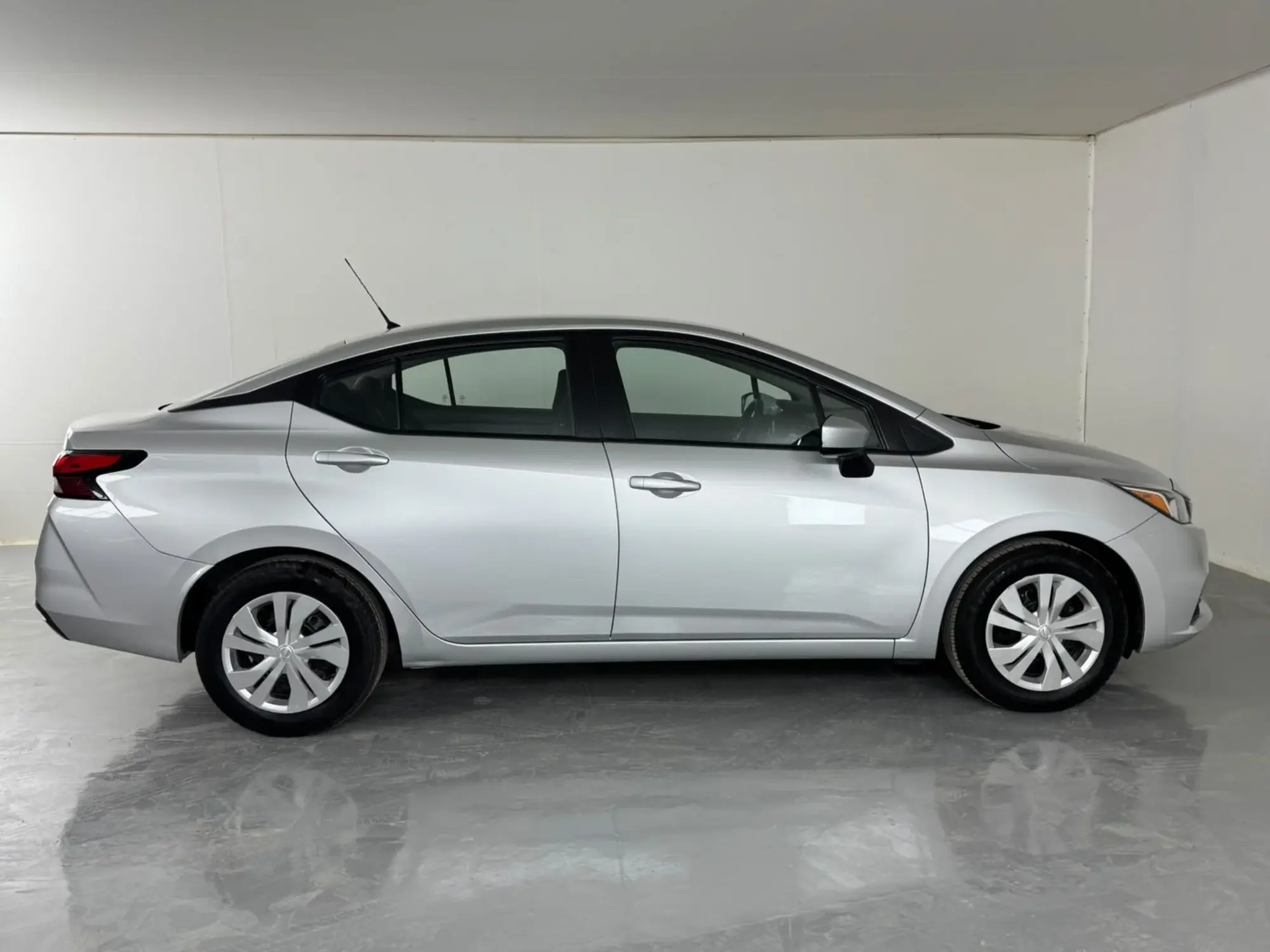 Nissan Sunny Standard 2022