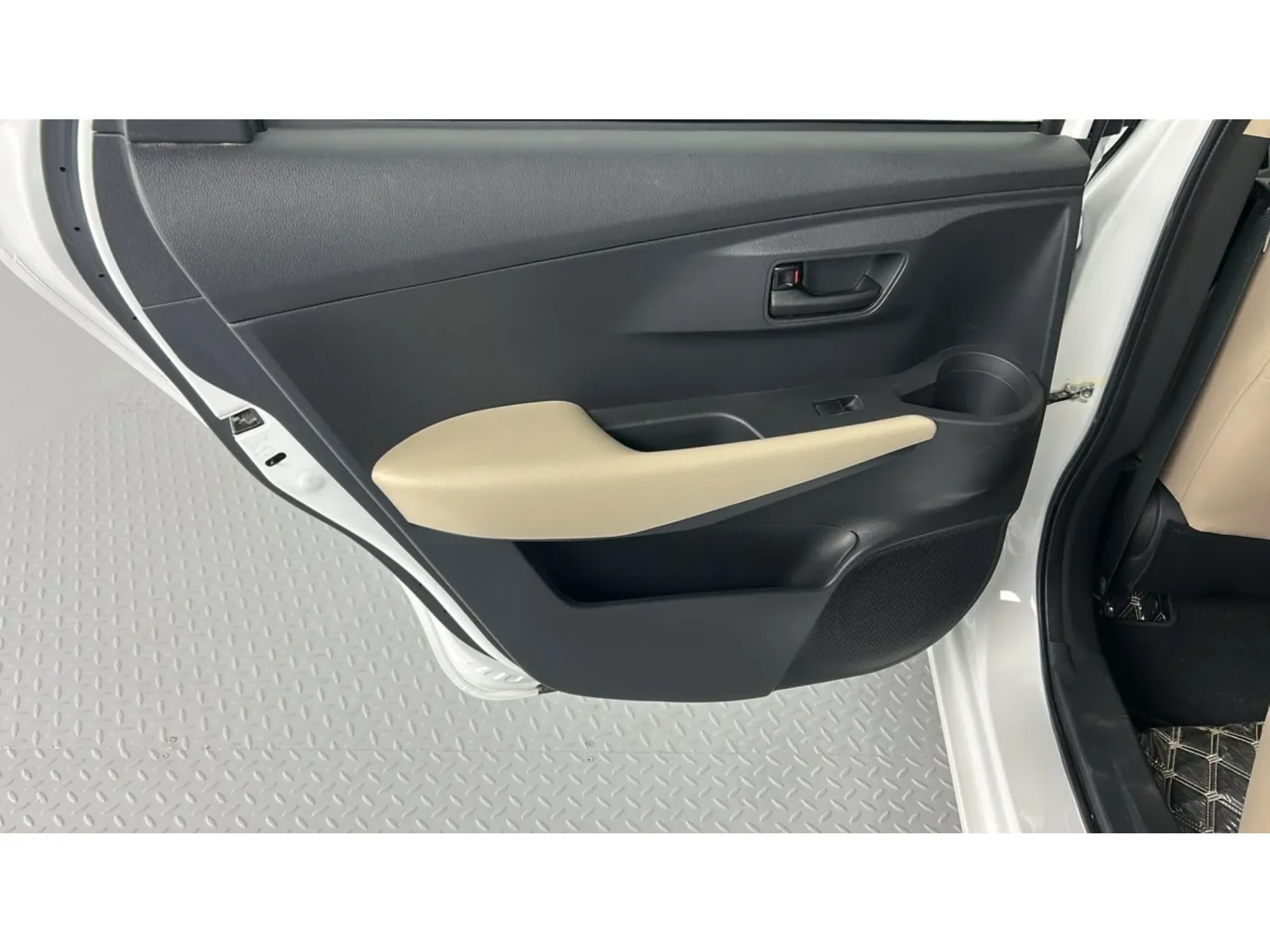 Toyota Yaris Y 2024