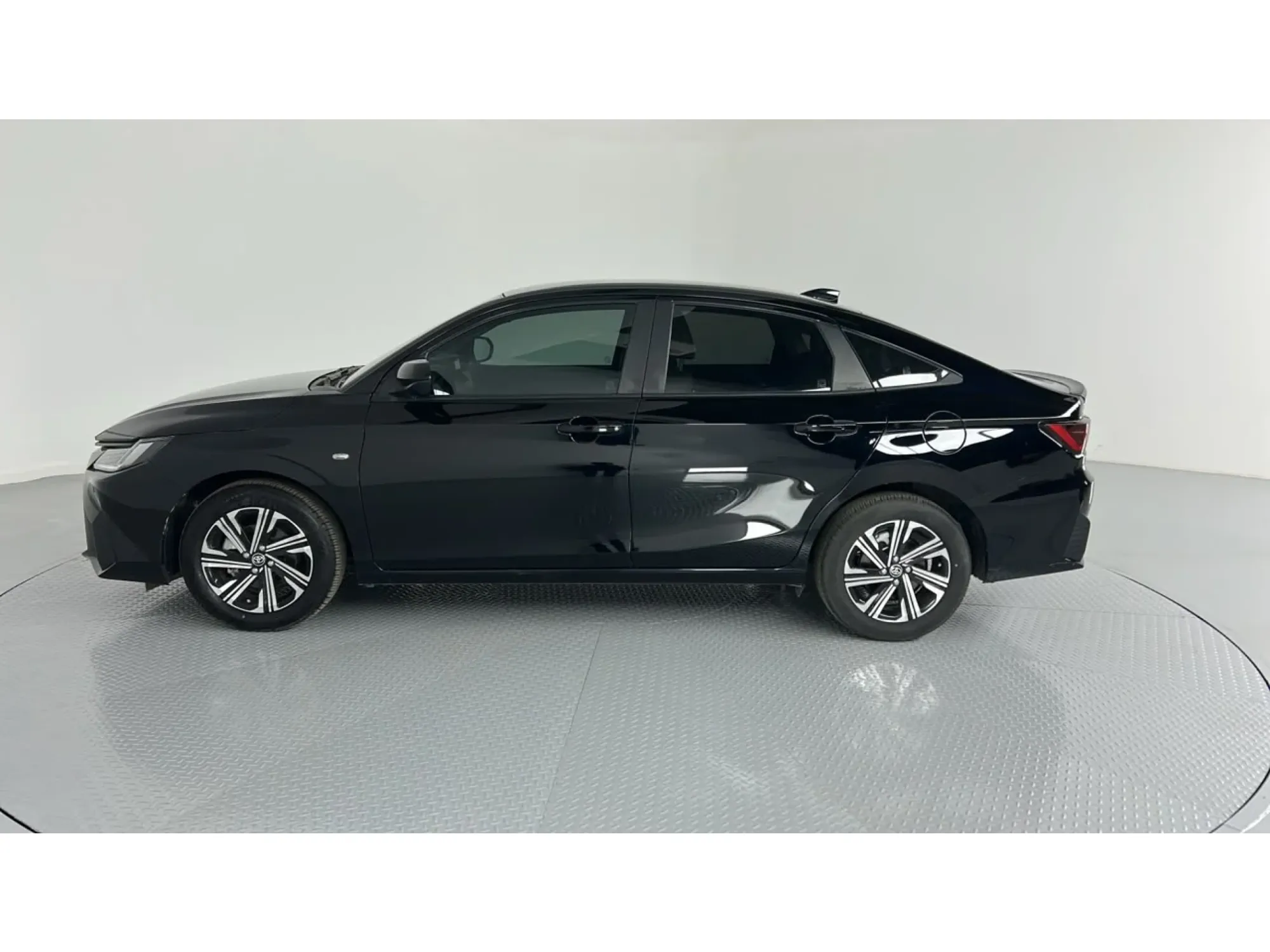 Toyota Yaris Y PLUS 2024