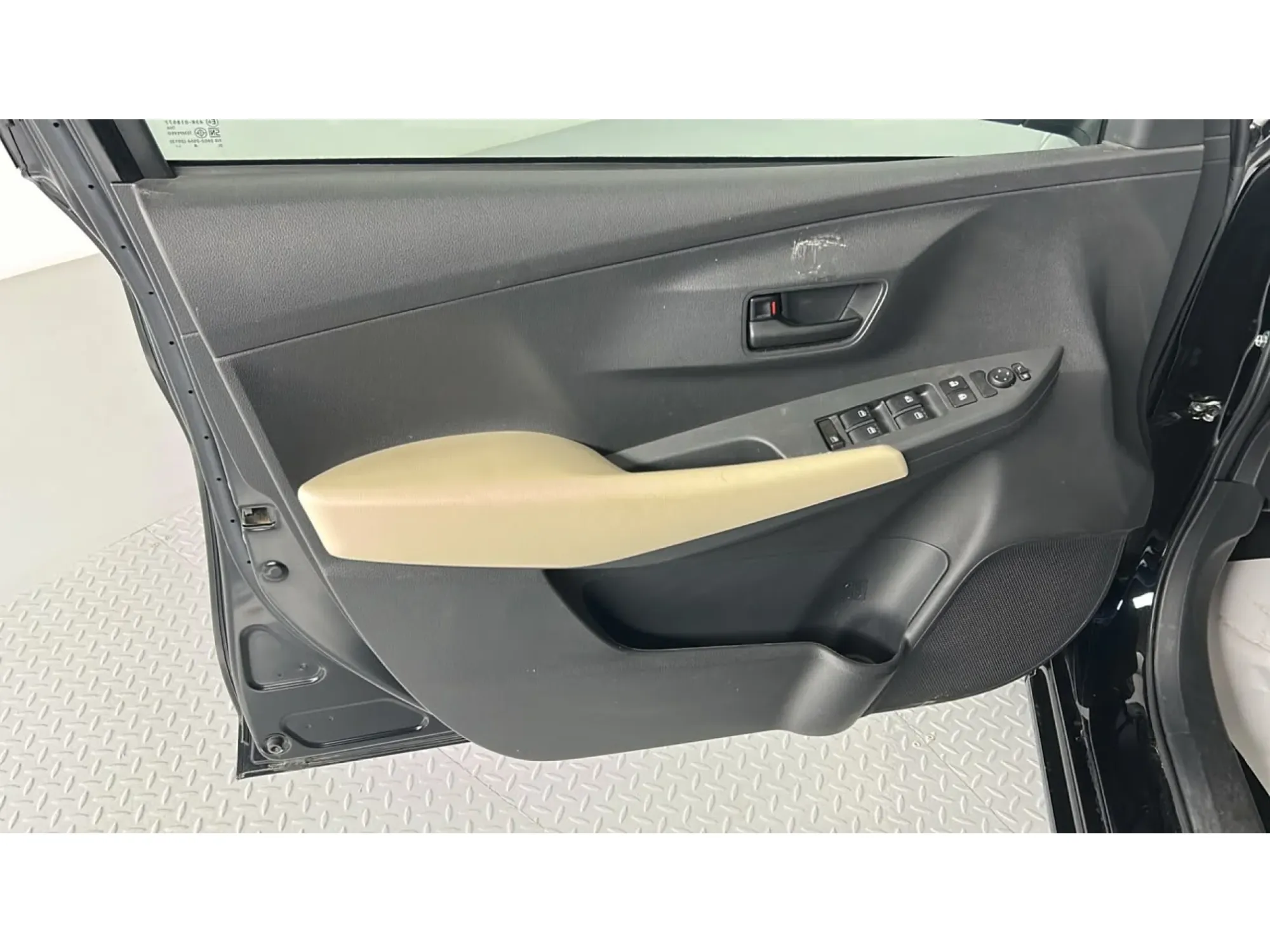 Toyota Yaris Y PLUS 2024