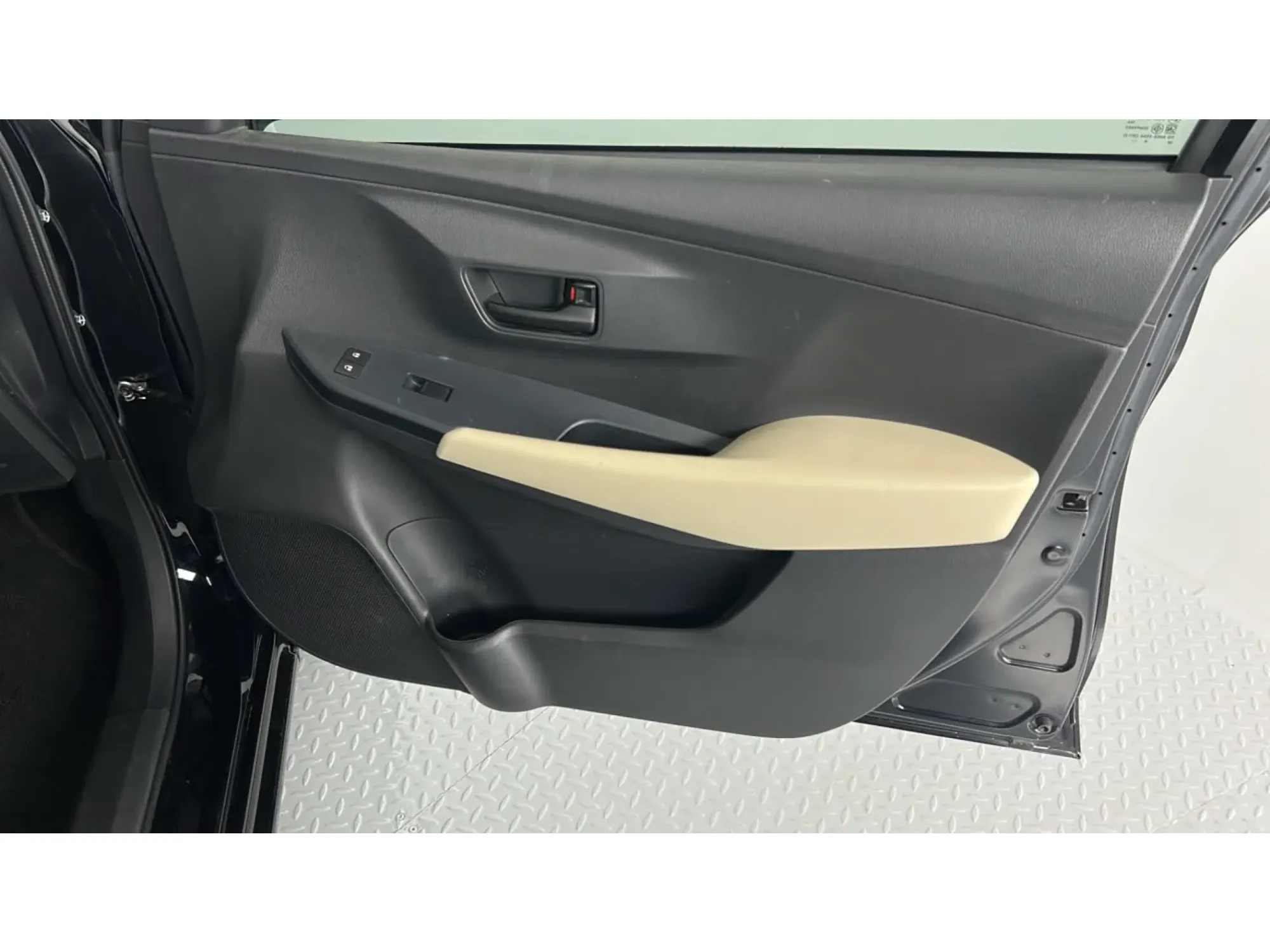 Toyota Yaris Y PLUS 2024
