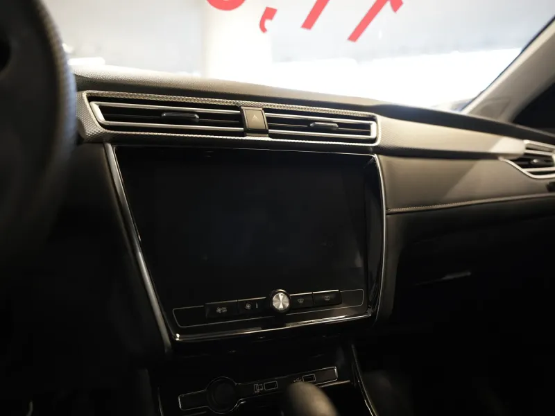 ام جي 5 1.5L STD 2025 9