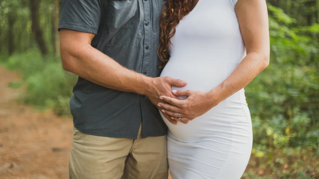 Christin noelle 7imfsc G FRA unsplash zwangeren buik met hand man en vrouwregelen