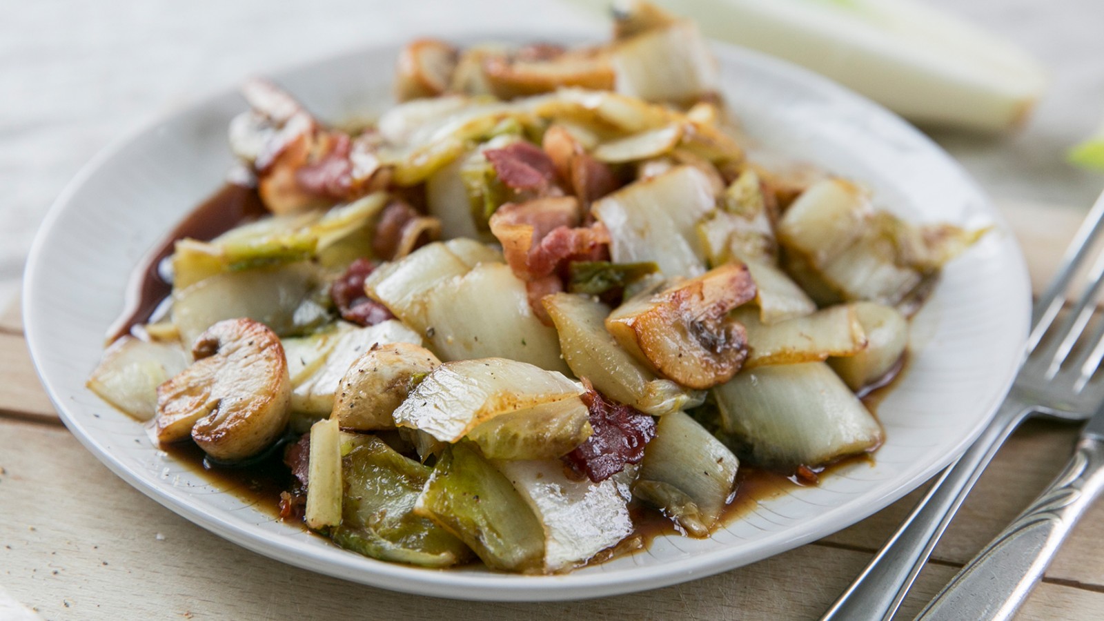 roergebakken witlof met spek en champignons - verse oogst