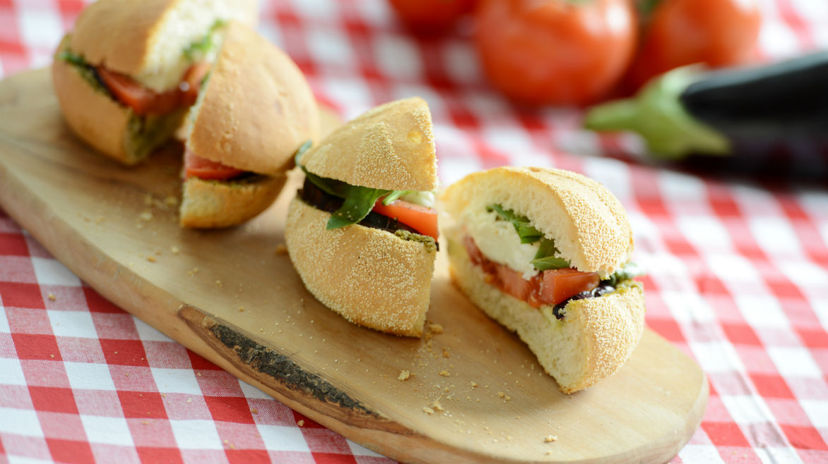 italiaanse bol tomaat basilicum