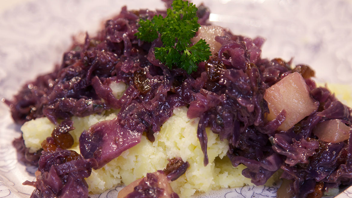 stamppot-gestoofde-rodekool-met-blauwe-kaas-en-peer
