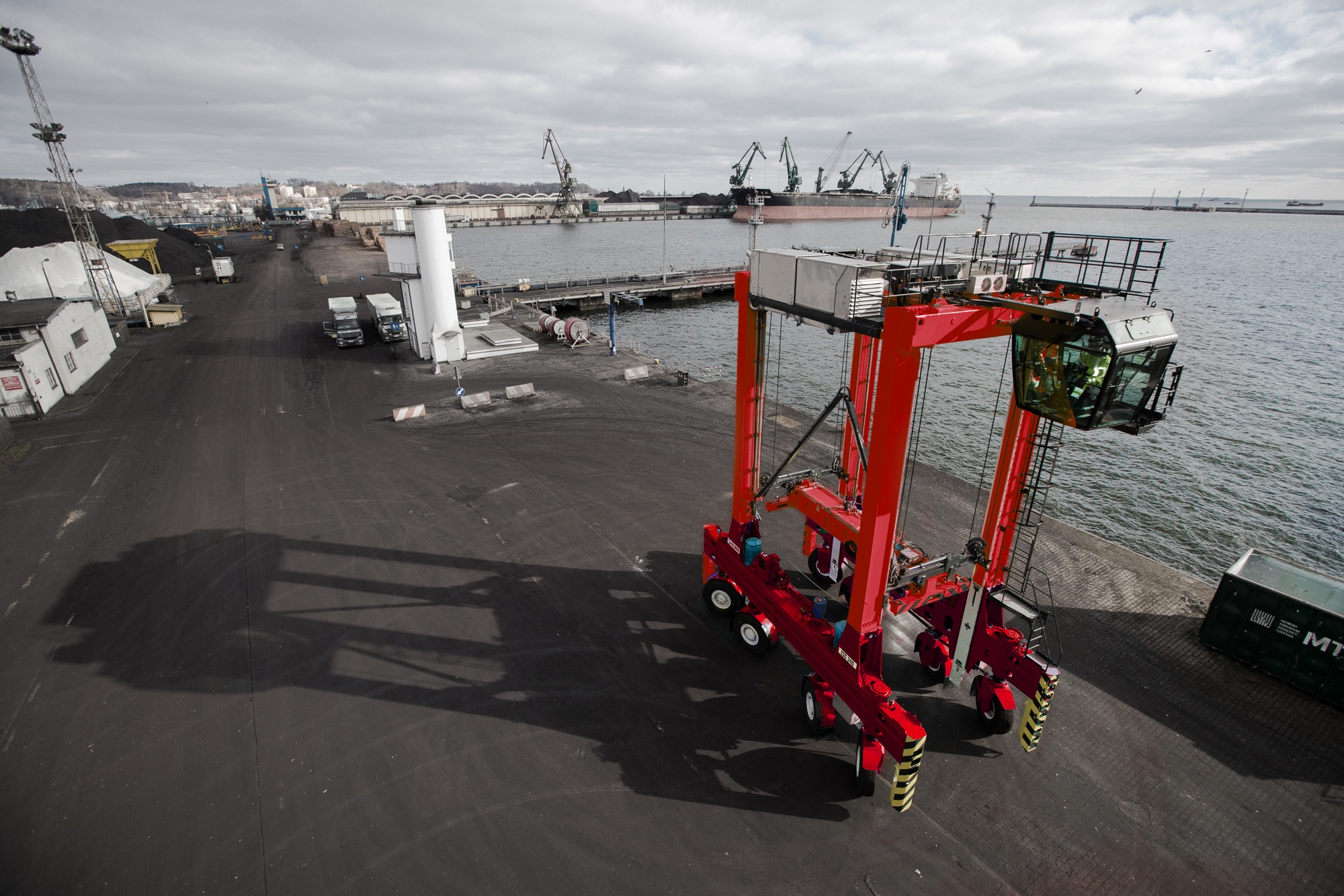 First hybrid straddle carrier for Japan