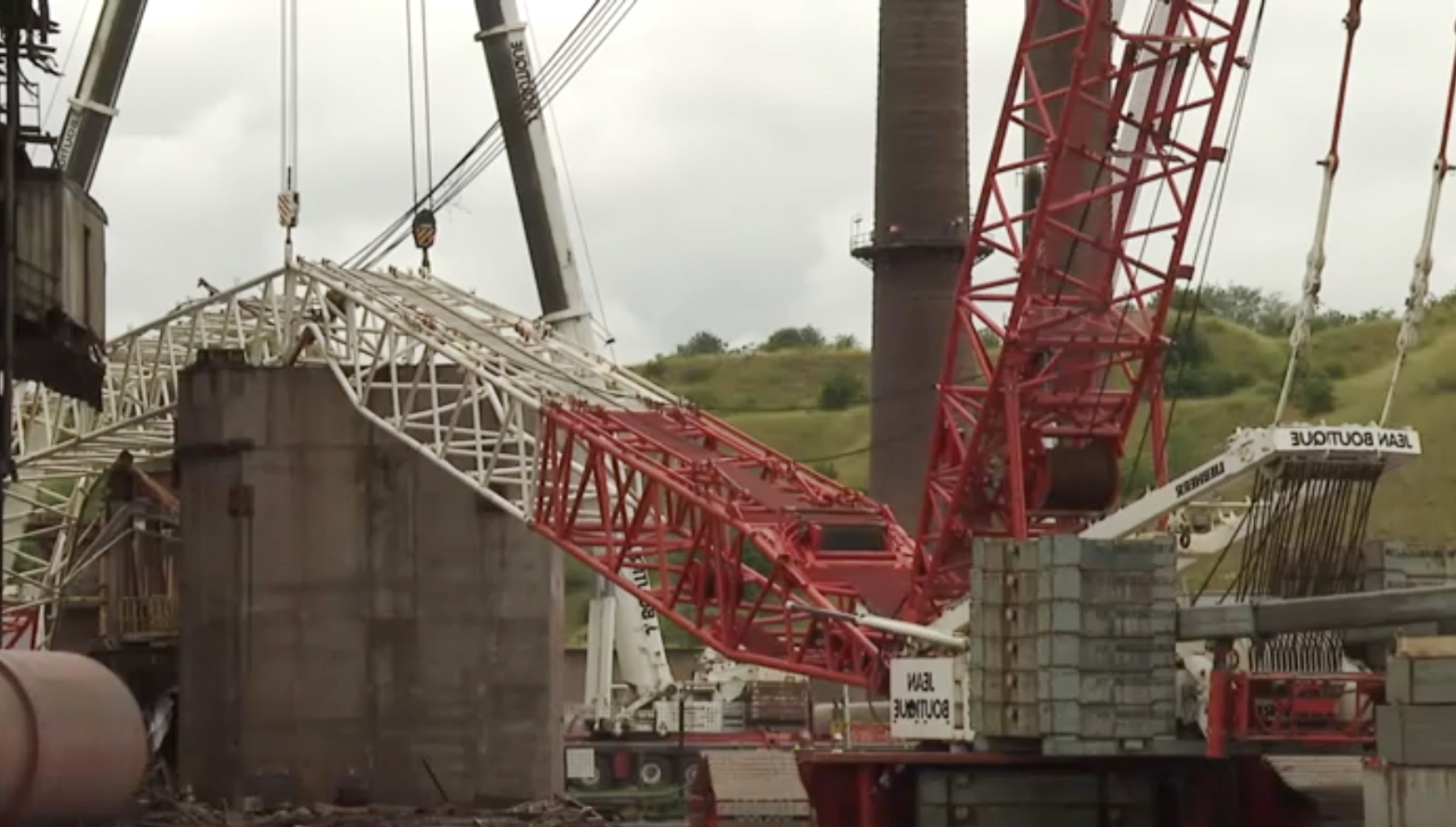 Crane boom failure blocks canal