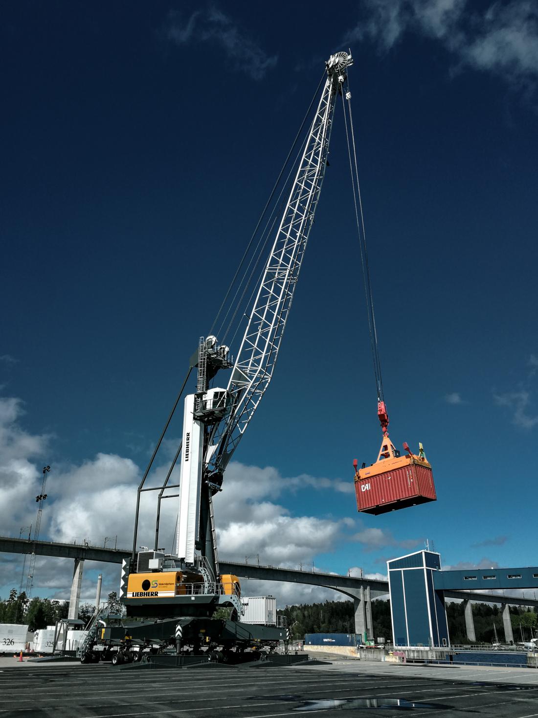Eco harbour crane