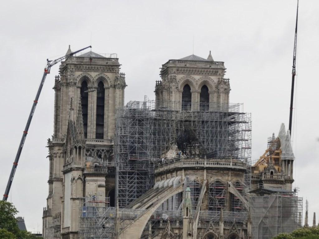 https://s3.eu-central-1.amazonaws.com/vertikal.net/11_notre-dame-cranes_f72212b7.jpg