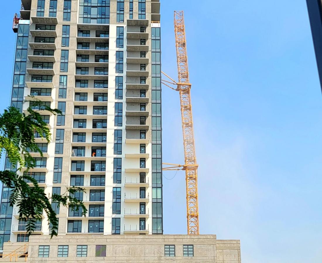11_vancouver-crane-over_1167205a.jpg