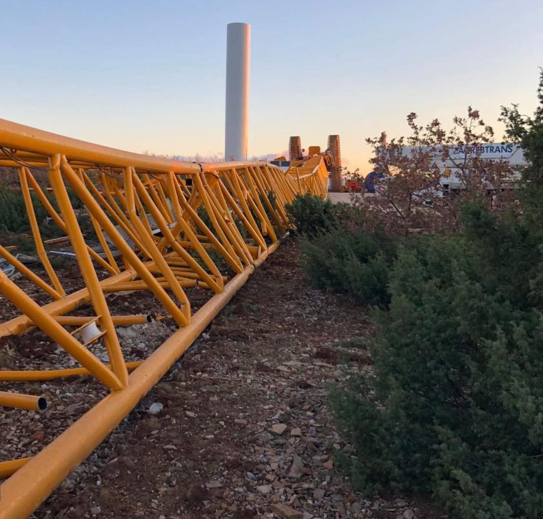 Big crawler overturn on Croatian windfarm | Vertikal.net