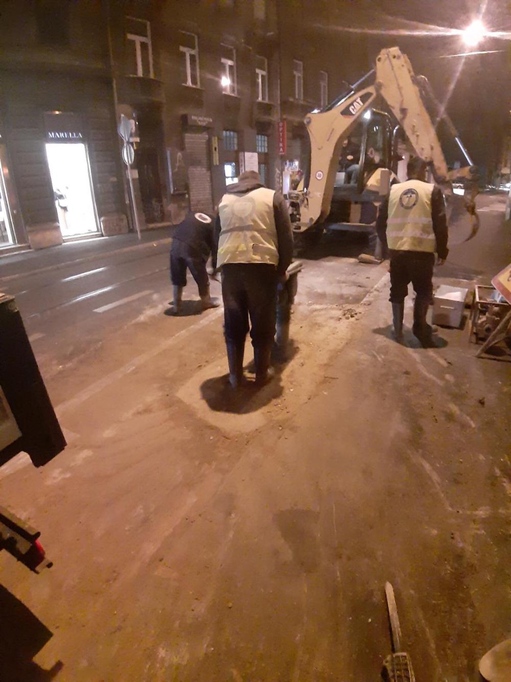 Dežurna ekipa Službe za održavanje vodovodne mreže i objekata:  POPRAVKA KVARA NA GLAVNOJ VODOVODNOJ CIJEVI