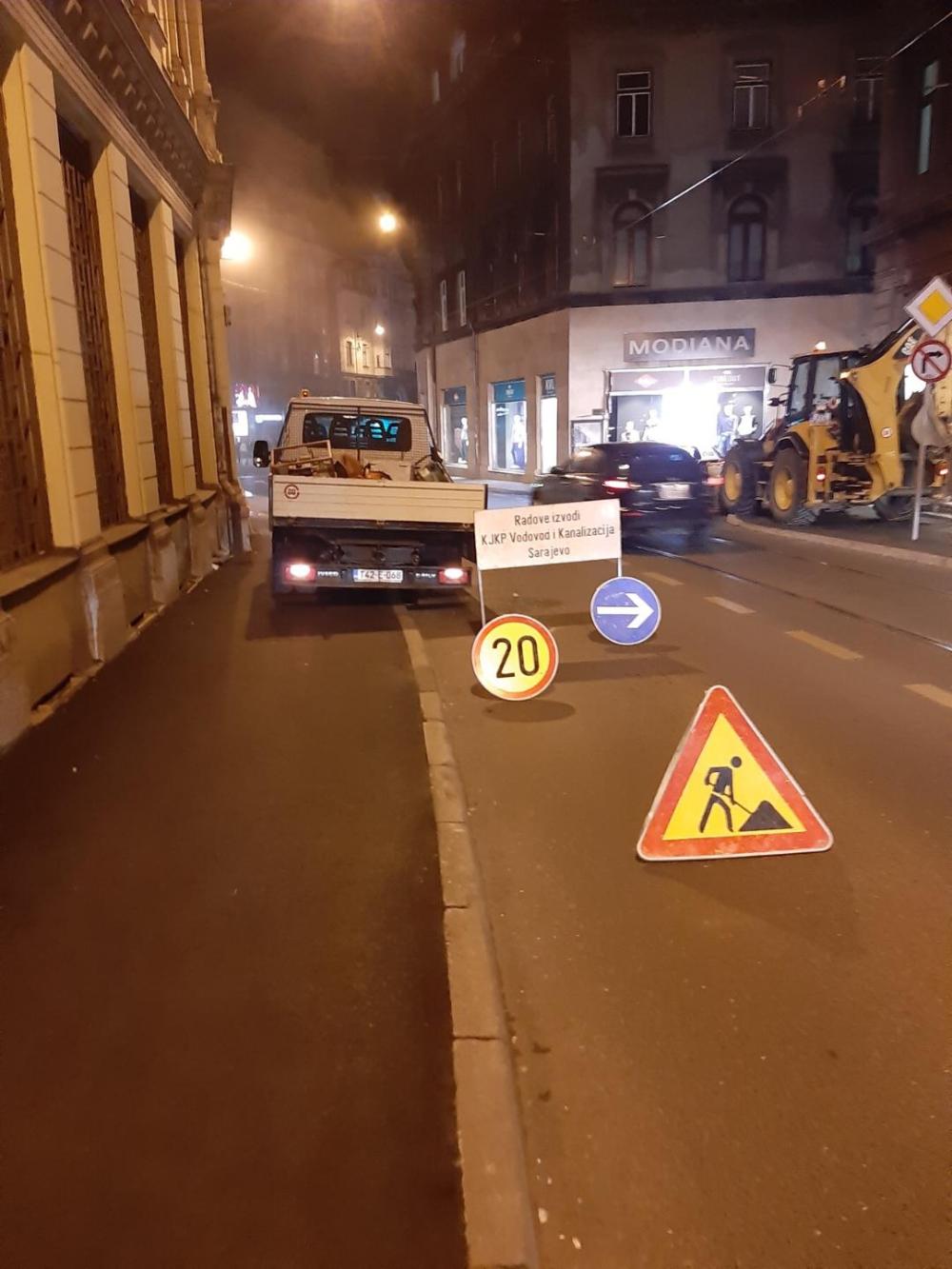 Dežurna ekipa Službe za održavanje vodovodne mreže i objekata:  POPRAVKA KVARA NA GLAVNOJ VODOVODNOJ CIJEVI