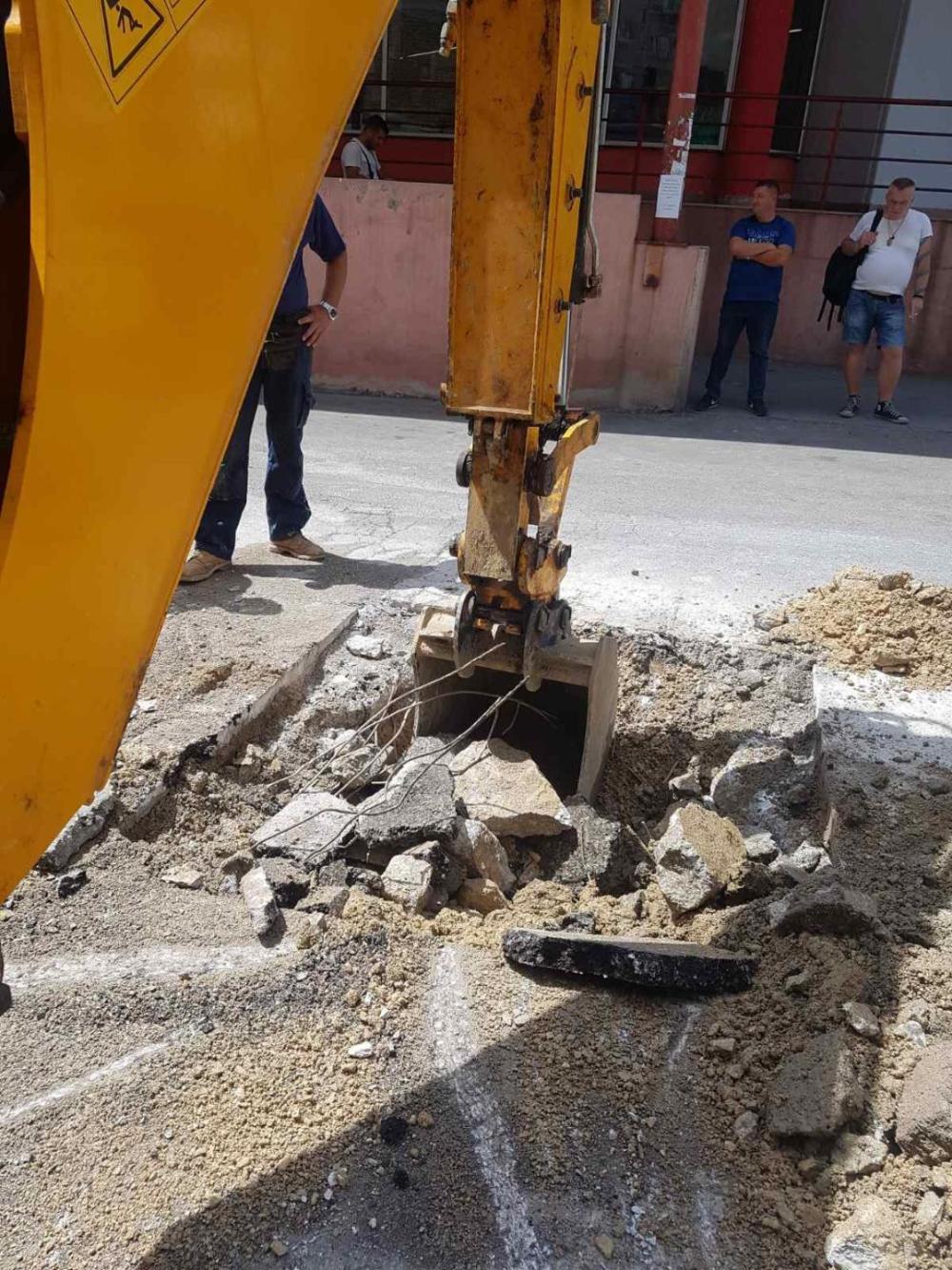 Dežurna ekipa:  POPRAVKE  KVAROVA NA VODOVODNOJ  MREŽI