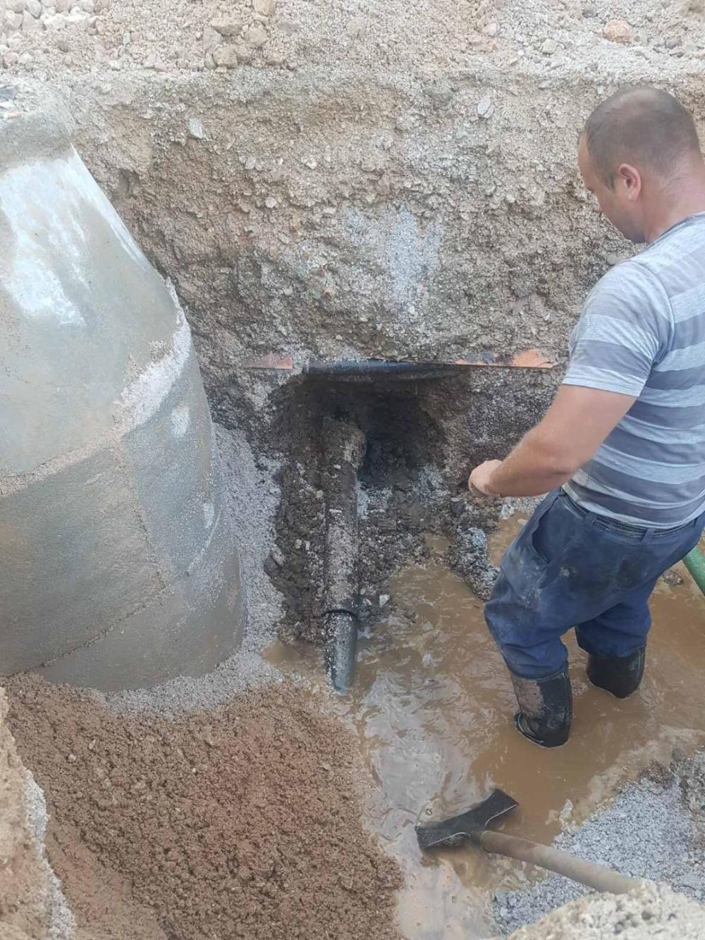 Dežurna ekipa Službe za održavanje vodovodne mreže i objekata:  POPRAVLJEN  KVAR  U  ULICI  AMIRA  KRUPALIJE